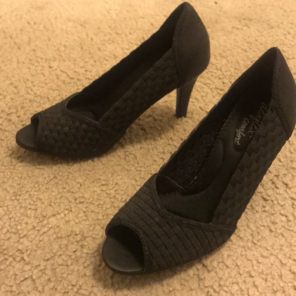 Open toe heels in black